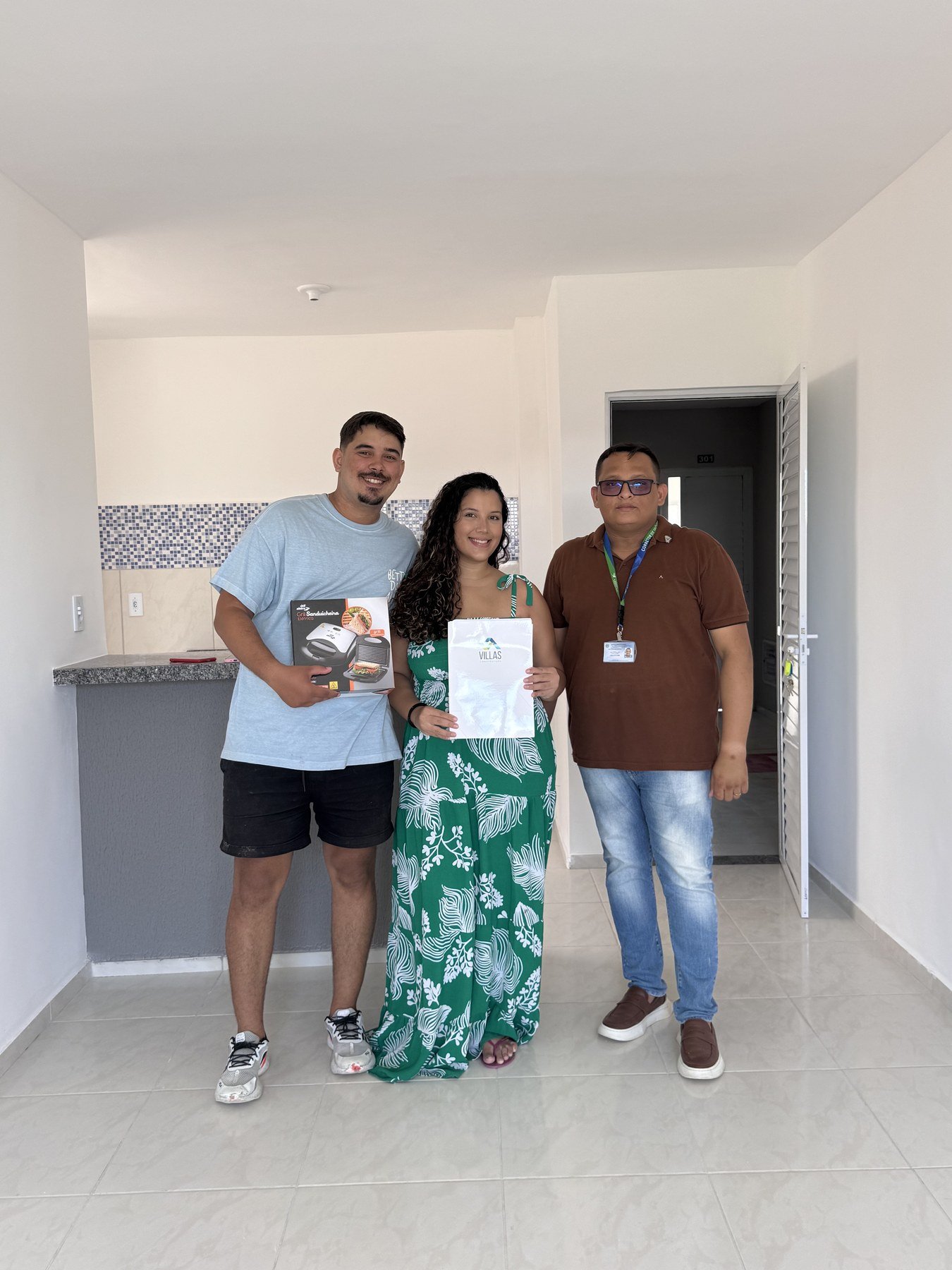 Casal recebendo seu imóvel com a equipe Villas